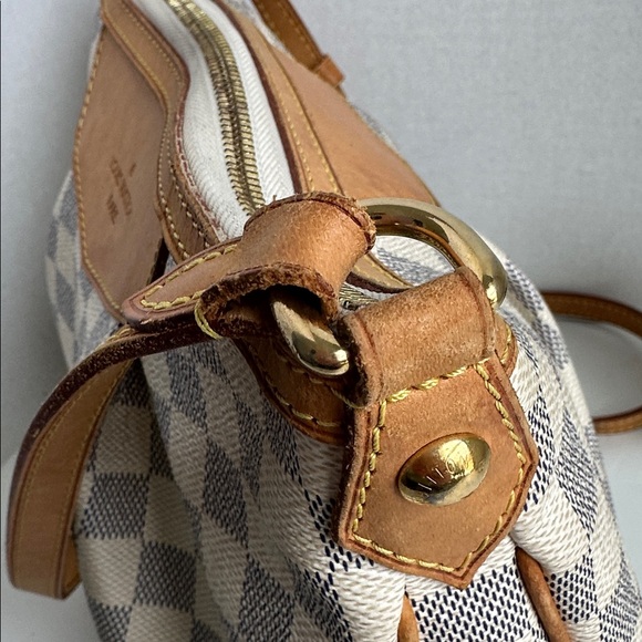 Louis Vuitton Damier Azur Syracuse MM white 
Date codes MI 2171
12” x 9” x 4” - Picture 6 of 16